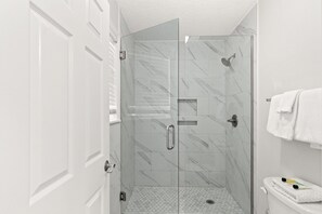Combined shower/tub, hair dryer, towels, soap - Spacious 3 bed 2.5  ba unit, close to the beach, heated pool, tennis, pickle bal (Santa Rosa Beach)