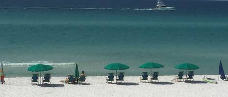Plage à proximité, chaises longues