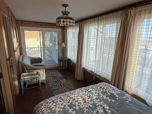 3 bedrooms, iron/ironing board, travel cot, free WiFi - Avail all year for your short-term Get-A-Way! Just a 3-night minimum. (Newbury)