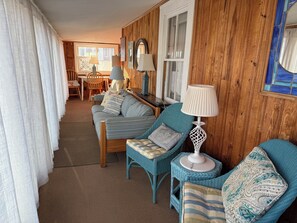 Smart TV, chimenea y libros 