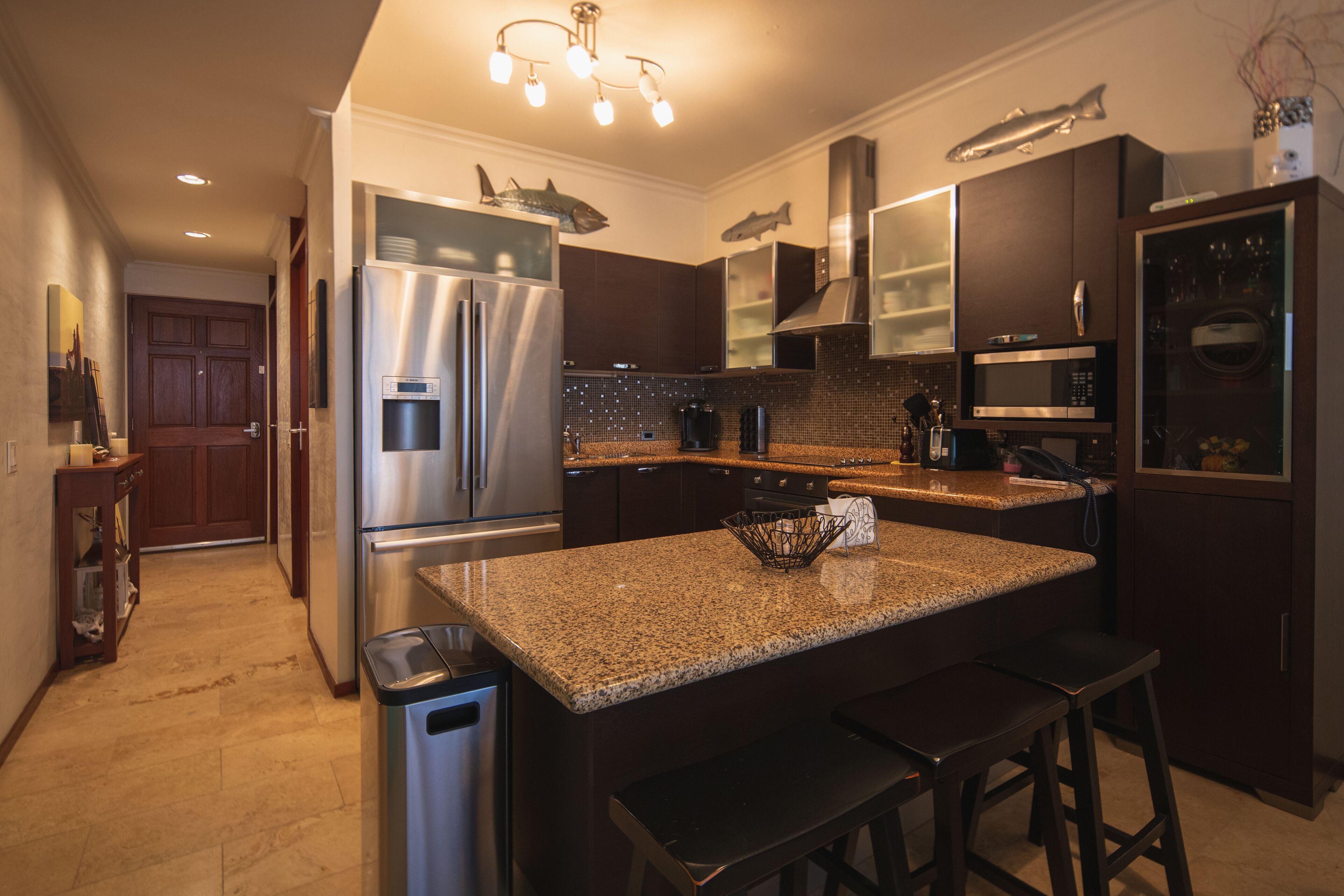 Een koelkast, een magnetron, een oven, een kookplaat