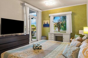 Une chambre à coucher comprenant un lit, une télévision, un bureau, une fenêtre et une vue sur l’extérieur.