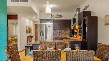 Jääkaappi, mikroaaltouuni, uuni, liesi