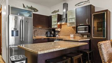 Frigorífico, microondas, horno y placa de cocina