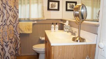 Kombinasi shower/bathtub, bathtub besar, dan perlengkapan mandi gratis