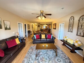 Smart TV, DVD player - LAKEFRONT CONDO WITH BOAT SLIP INCLUDED ON TABLE ROCK LAKE (BRANSON)