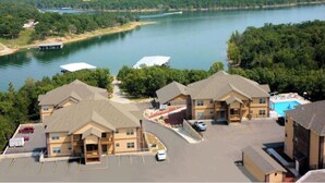Un hôtel doté d’une piscine, d’un parking et offrant une vue sur un lac.