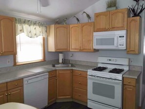 Fridge, microwave, oven, stovetop - Ortley Beach Family Getaway - Sleeps 7 - Beach Badges Included (Ortley Beach)