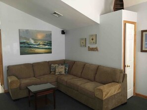 Smart TV, DVD player, books - Ortley Beach Family Getaway - Sleeps 7 - Beach Badges Included (Ortley Beach)