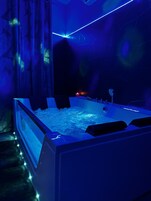 Deluxe Room | Bathroom | Free toiletries, bidet, towels, soap