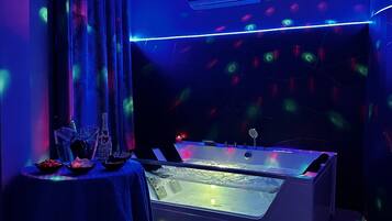 Deluxe-Zimmer | Badezimmer | Kostenlose Toilettenartikel, Bidet, Handtücher, Seife