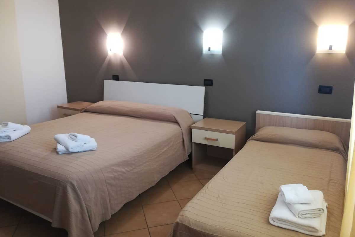 Triple Room | Meja