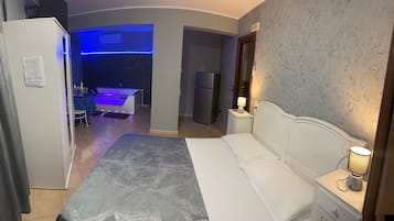 Deluxe Room | Desk