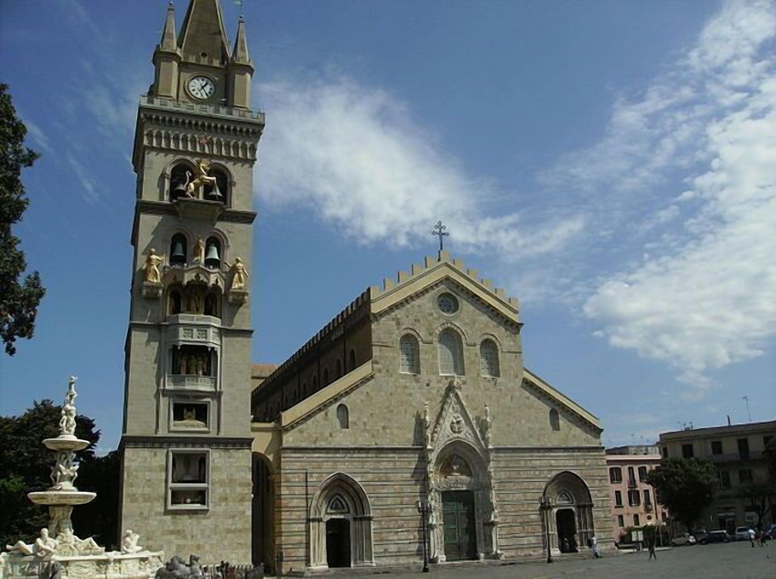 Una iglesia histórica con un alto campanario y una gran entrada de arco.