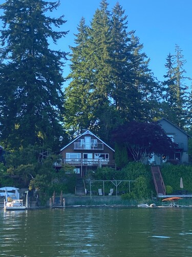 Waterfront Beach House-Apt. 1 Block from Kingston, Restaurants and Two Ferries