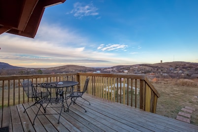 Red cabin with Panoramic Mountain View Cabin for 5