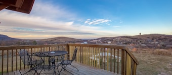 Red cabin with Panoramic Mountain View Cabin for 5
