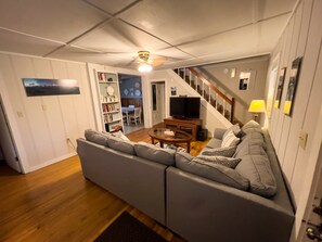 TV, lettore DVD, libri, videoteca