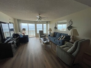 Een televisie, een dvd-speler, boeken en een filmbibliotheek