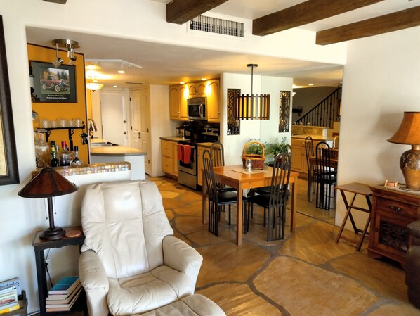 Älytelevisio, takka, DVD-soitin, kirjoja