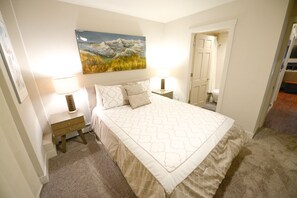 2 عدّة غرف نوم ومكواة/لوح كي وواي فاي وملاءات أسرّة