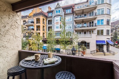 100 Steps to Gondola!  A/C, Steps to multiple restaurants, shops, and rentals!