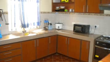 Comfort Apartment, 2 Bedrooms | Private kitchen | Fridge, microwave, oven, stovetop