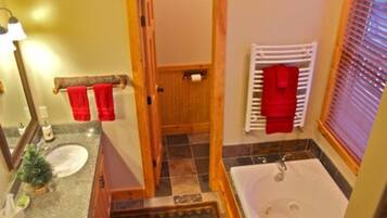 Kamar | Kamar mandi | Bathtub dan shower terpisah dan perlengkapan mandi gratis