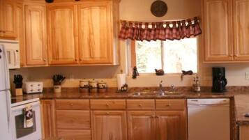 Room | Private kitchen | Fridge, microwave, oven, stovetop