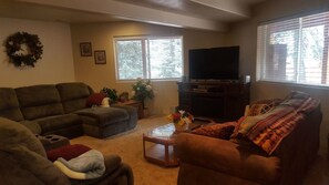 Room | Living room | TV, DVD player - Duck Creek Luxurious Cabin (Duck Creek Village)