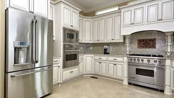 Room | Private kitchen | Fridge, oven, stovetop, cookware/dishes/utensils