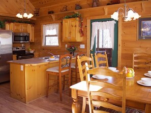 Room | In-room dining - Gatlinburg/Pigeon Forge area - Beautiful Secluded Luxury Cabin Hidden Paradise (Sevierville)