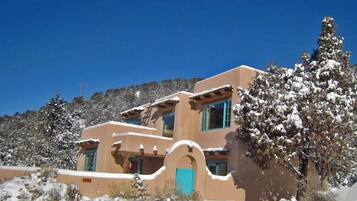 Vista frontal de la propiedad