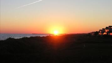 På stranden