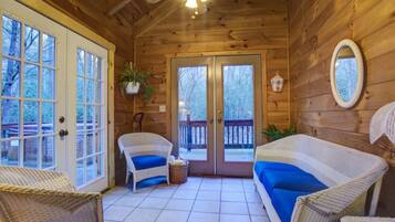 Room | Living area | TV, DVD player