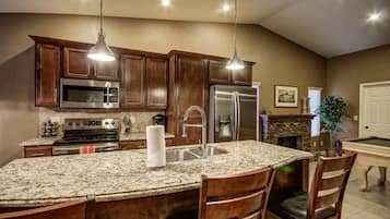 Room | Private kitchen | Fridge, microwave, oven, stovetop