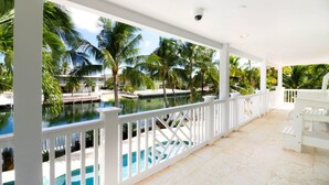 Unclassified image, 2 of 31, button - Tropical Paradise in Venetian Shores. Luxury Heated Pool / Spa, 4 Bikes & Kayak (Islamorada)