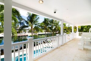 View from property - Tropical Paradise in Venetian Shores. Luxury Heated Pool / Spa, 4 Bikes & Kayak (Islamorada)