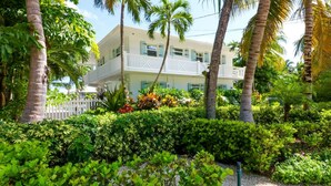 Unclassified image, 4 of 31, button - Tropical Paradise in Venetian Shores. Luxury Heated Pool / Spa, 4 Bikes & Kayak (Islamorada)