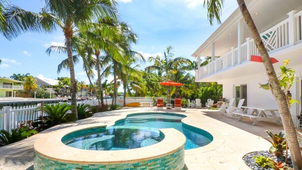 Unclassified image, 1 of 31, button - Tropical Paradise in Venetian Shores. Luxury Heated Pool / Spa, 4 Bikes & Kayak (Islamorada)