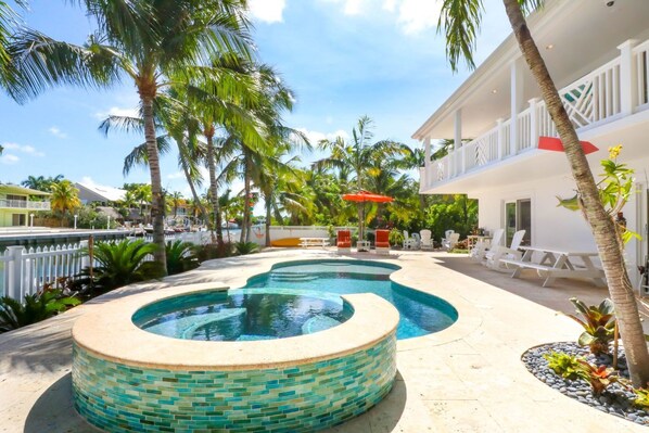 Outdoor pool - Tropical Paradise in Venetian Shores. Luxury Heated Pool / Spa, 4 Bikes & Kayak (Islamorada)