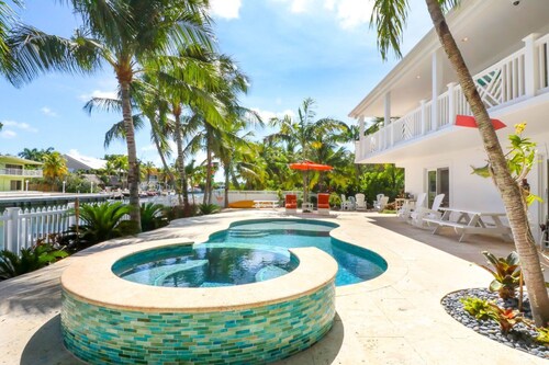 Tropical Paradise in Venetian Shores. Luxury Heated Pool / Spa, 4 Bikes & Kayak
