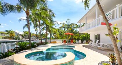 Tropical Paradise in Venetian Shores. Luxury Heated Pool / Spa, 4 Bikes & Kayak