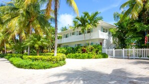 Unclassified image, 5 of 31, button - Tropical Paradise in Venetian Shores. Luxury Heated Pool / Spa, 4 Bikes & Kayak (Islamorada)