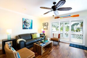 客房 | 客廳 | 電視、 DVD 播放機