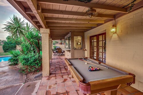 SLS Kathleen Amazing Location with FREE Heated Pool, Spa, Pool Table & Putting Green