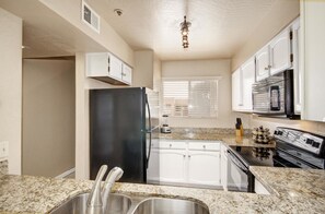 Room | Private kitchen | Fridge, oven, stovetop - SLS Casa Requena with FREE Heated Pool & Spa. (Scottsdale)
