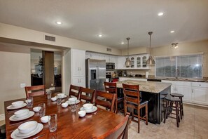 Phòng | Khu vực ăn uống tại phòng