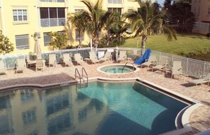 สระว่ายน้ำกลางแจ้ง