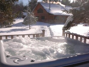 Outdoor spa tub - Raquette Lodge (South Colton)